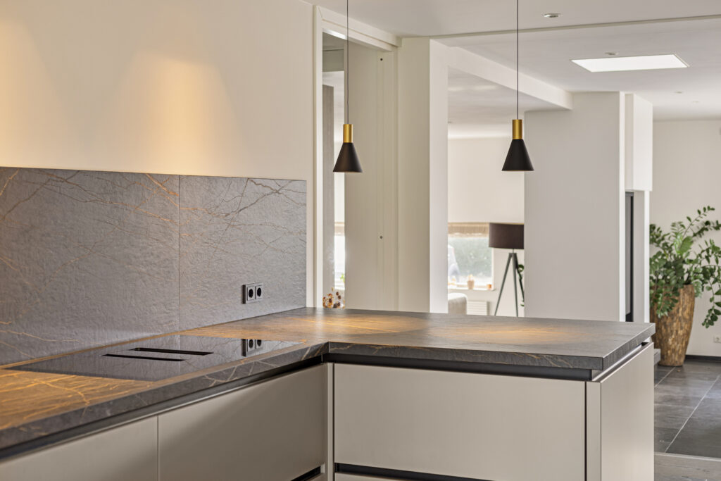 Hoekkeuken met ladekasten