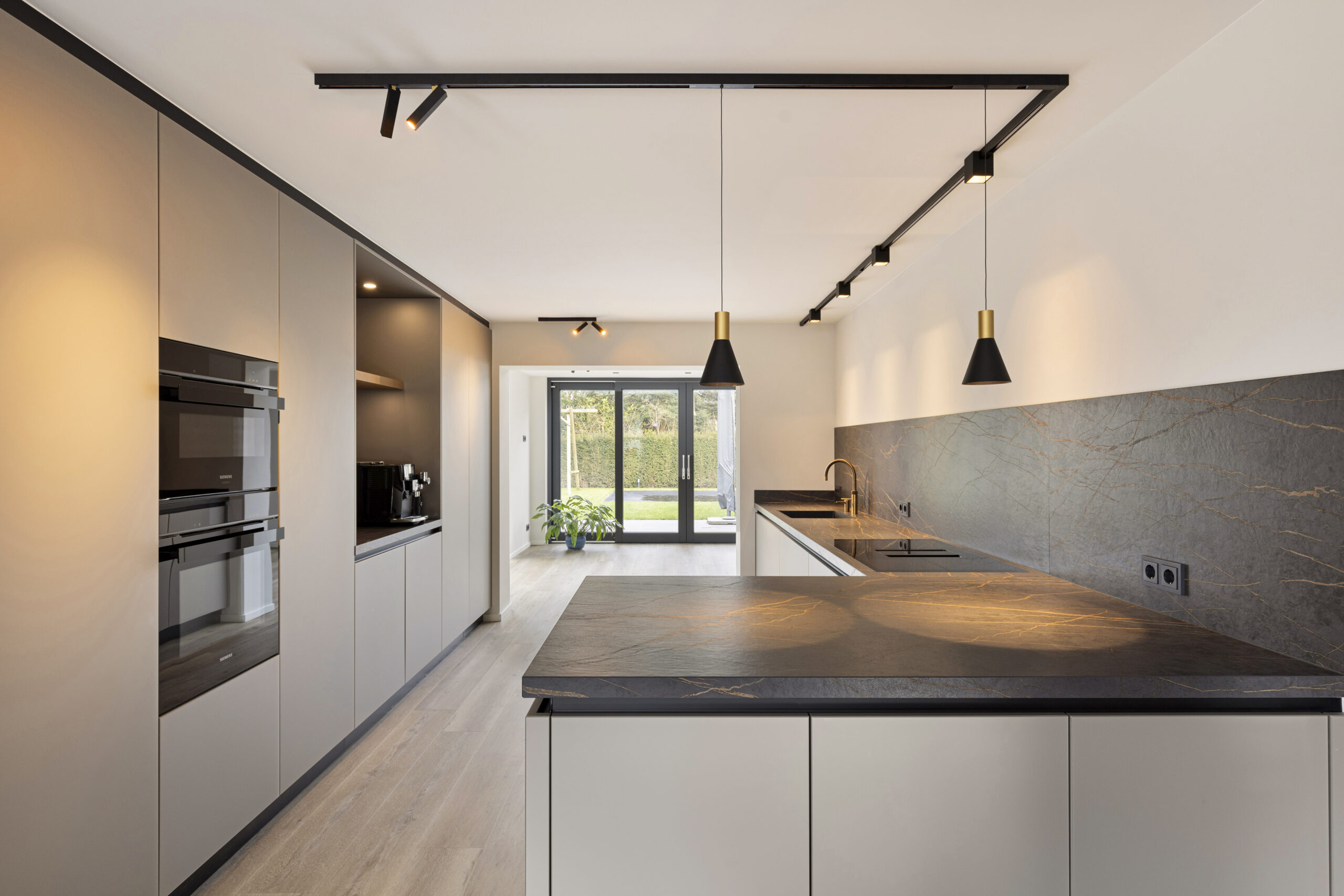 Complete moderne luxe trendy keuken in Geldrop-Mierlo