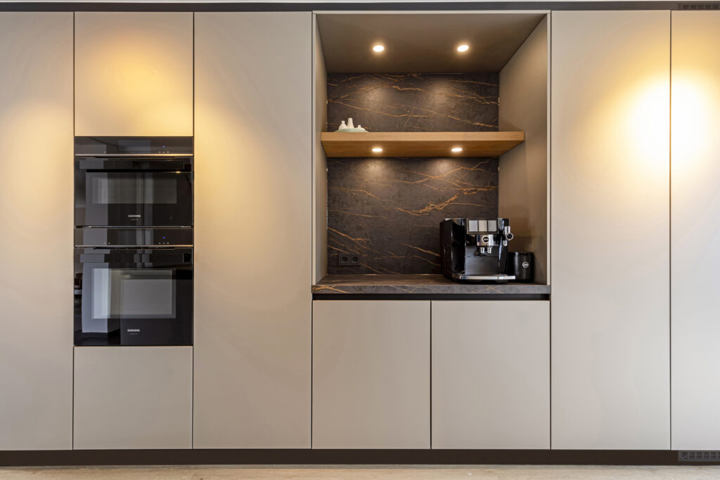 Grote kastenwand in keuken met veel opbergruimte en ingebouwde apparatuur