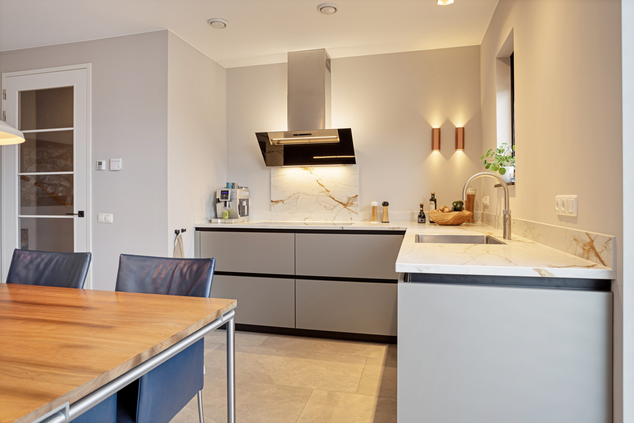 Kleine hoekkeuken in Veghel door Keukenspecialist Geldrop