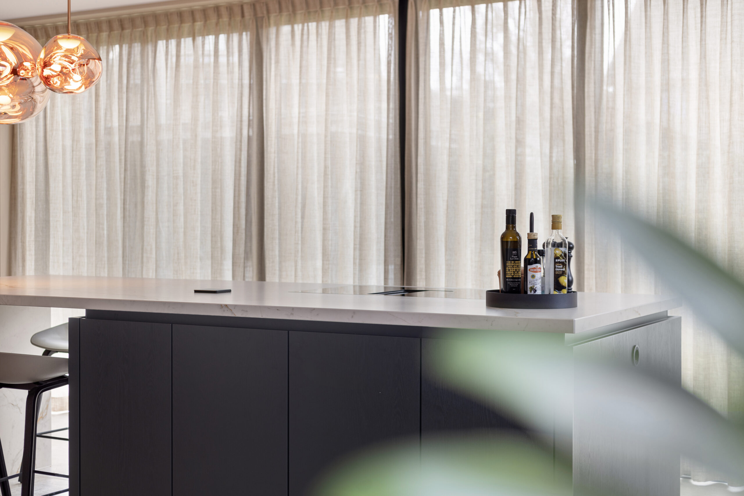 Moderne grote keuken in Best