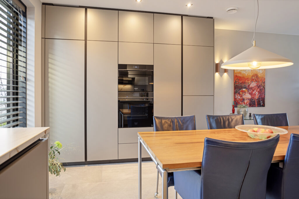 Ruime kastenwand met Siemens apparatuur en inbouw koelkast iQ700 KI81FSDE0