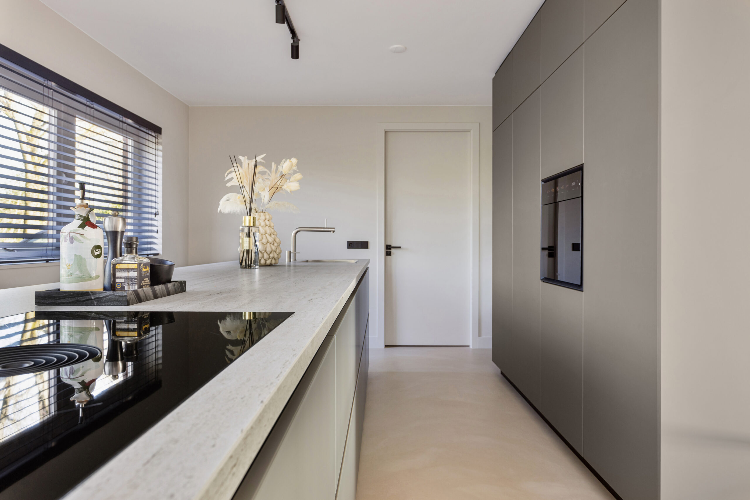 Smart Glas keuken in Waalre met BORA apparatuur door Keukenspecialist Geldrop